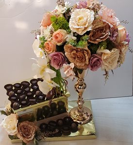 סידור פרחים ענק ושוקולד