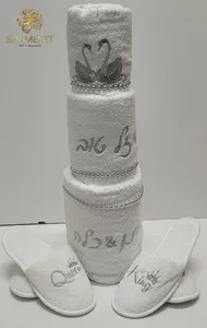 עוגת מגבות רקומה בשילוב נעלי בית לחתן והכלה