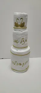 עוגת מגבות רקומה בשילוב נעלי בית לחתן והכלה